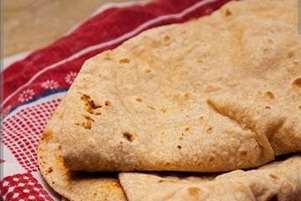 نقش نان کامل در سلامت دستگاه گوارش؛ از تامین فیبر تا حفظ میکروبیوم رودهدر دنیای امروز که بیماری‌های گوارشی مانند یبوست، سندرم روده تحریک‌پذیر و دیورتیکولوز شایع شده‌ است، توجه به نقش مواد غذایی حاوی فیبر به ویژه نان کامل ضروری است. نان کامل برخلاف